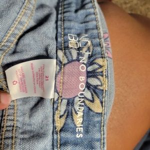 Cute Jean shorts with flower pattern